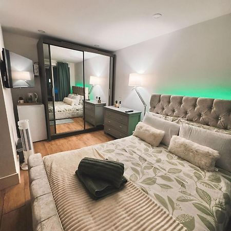 Tropical Room With Private Bathroom And Patio 런던 외부 사진