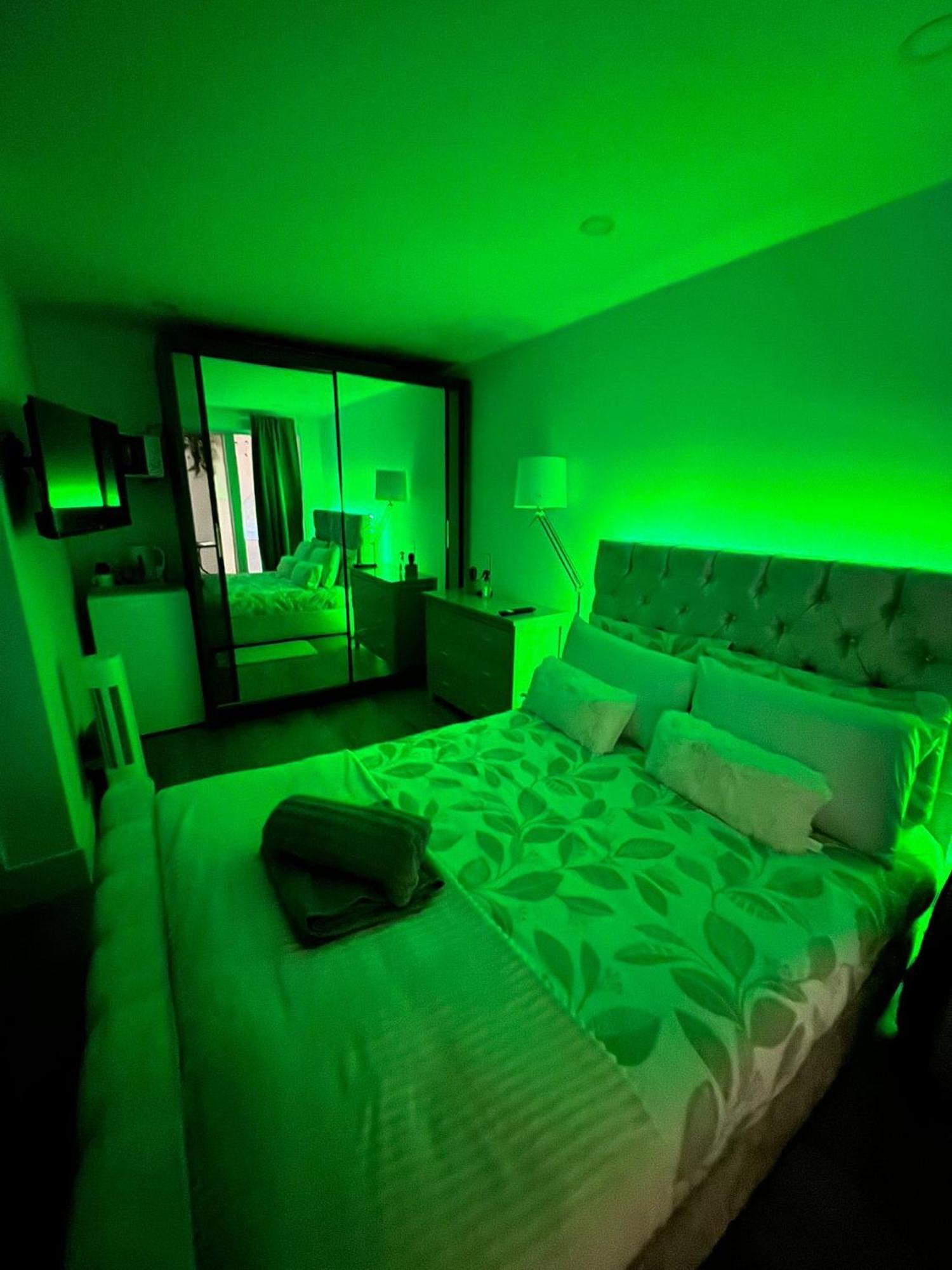 Tropical Room With Private Bathroom And Patio 런던 외부 사진