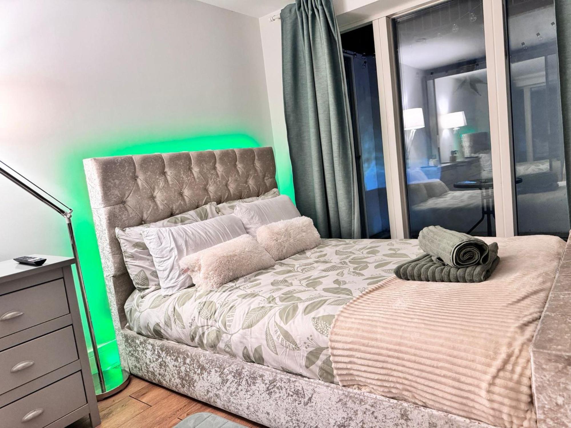 Tropical Room With Private Bathroom And Patio 런던 외부 사진