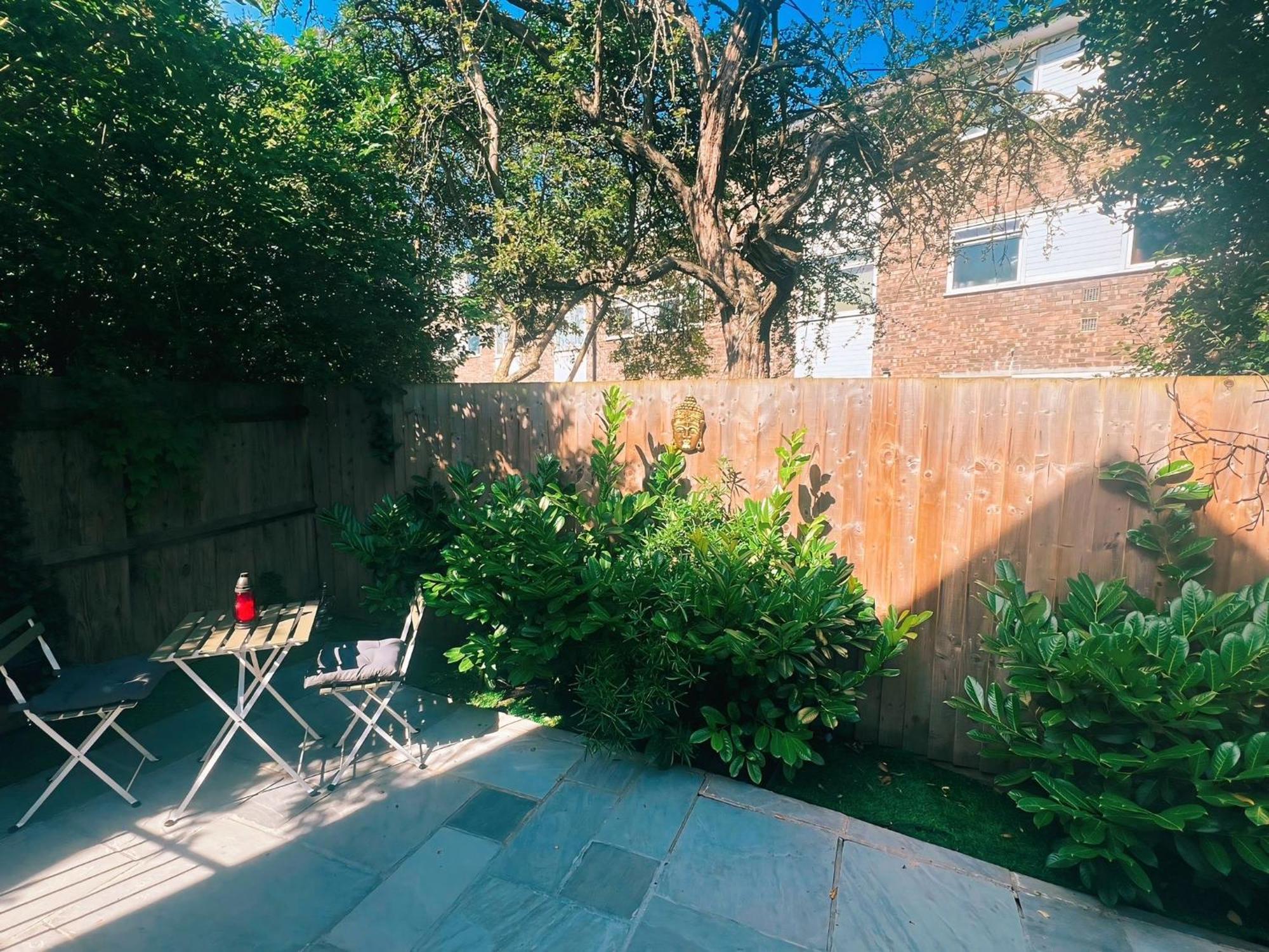 Tropical Room With Private Bathroom And Patio 런던 외부 사진